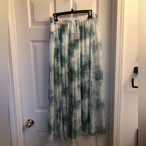 Beautiful Mossimo watercolor pleated skirt!